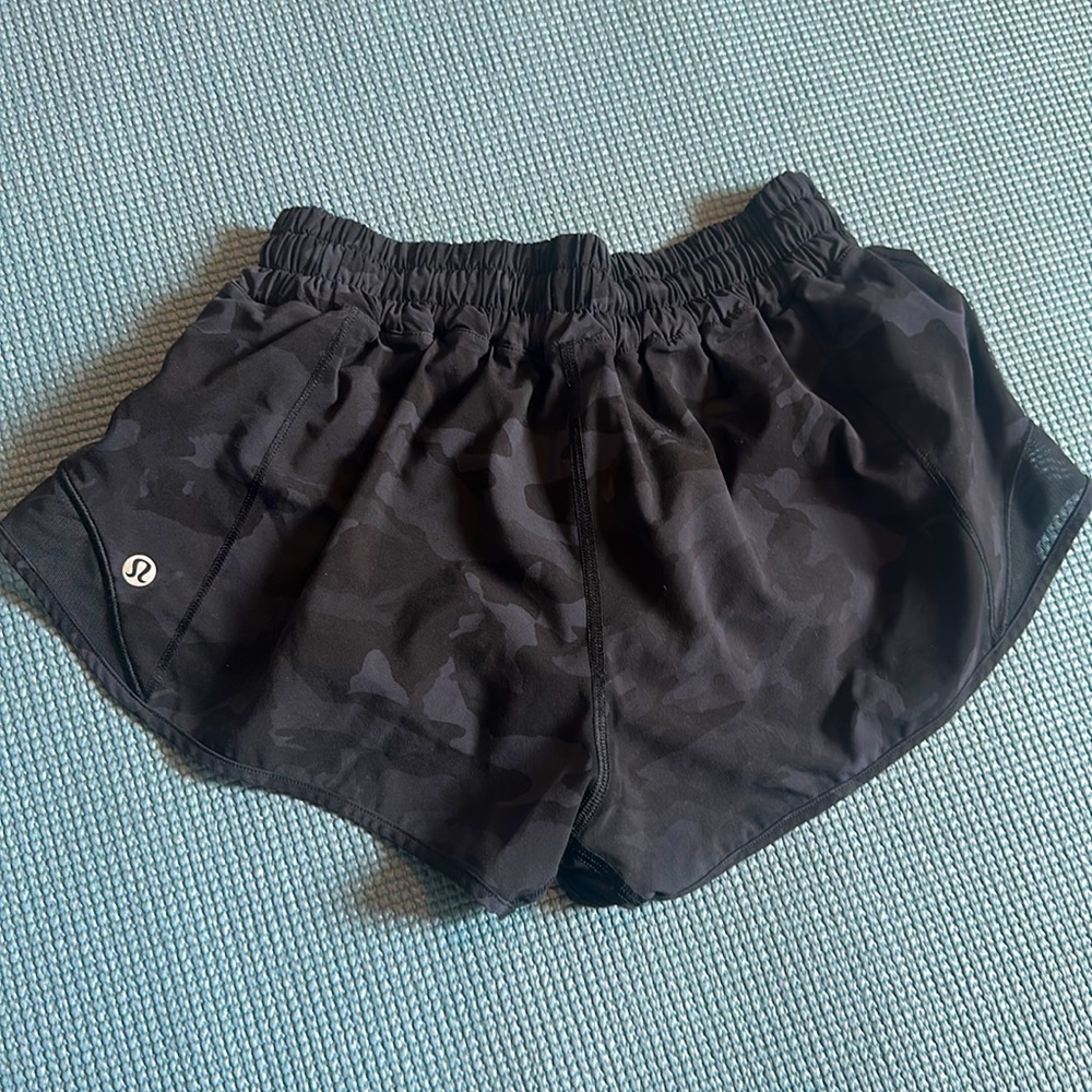 Black/gray camo lululemon hotty hot shorts size 4